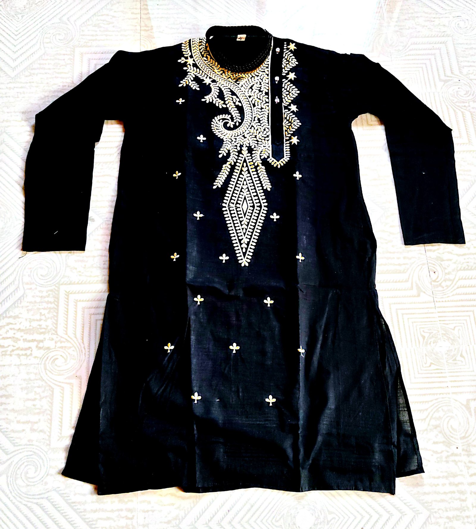 Elegant Black Embroidered Cotton Kurta: Intricate Design, Long Sleeves - A Festive Wardrobe Staple